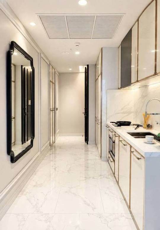La Clef Bangkok · 1-Bedroom: Kitchen and hallway