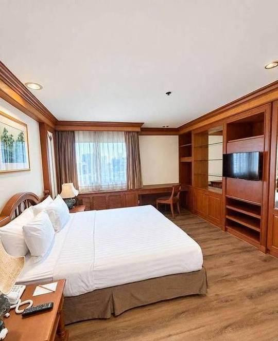 Bliston Suwan Park View · 1-Bedroom: Bedroom with built-in wardrobe and TV