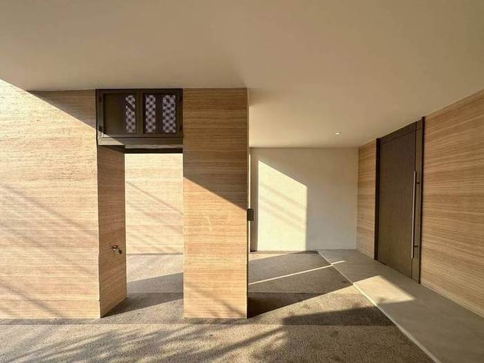 Pridi 14 Townhome & Home Office: Covered parking and entrance