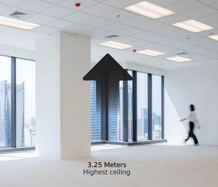 Okay Space · Pier 111 · 76 m²: Lobby with access gates