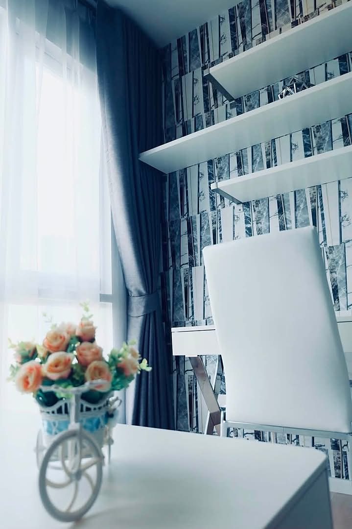 15 Sukhumvit Residences: Study corner