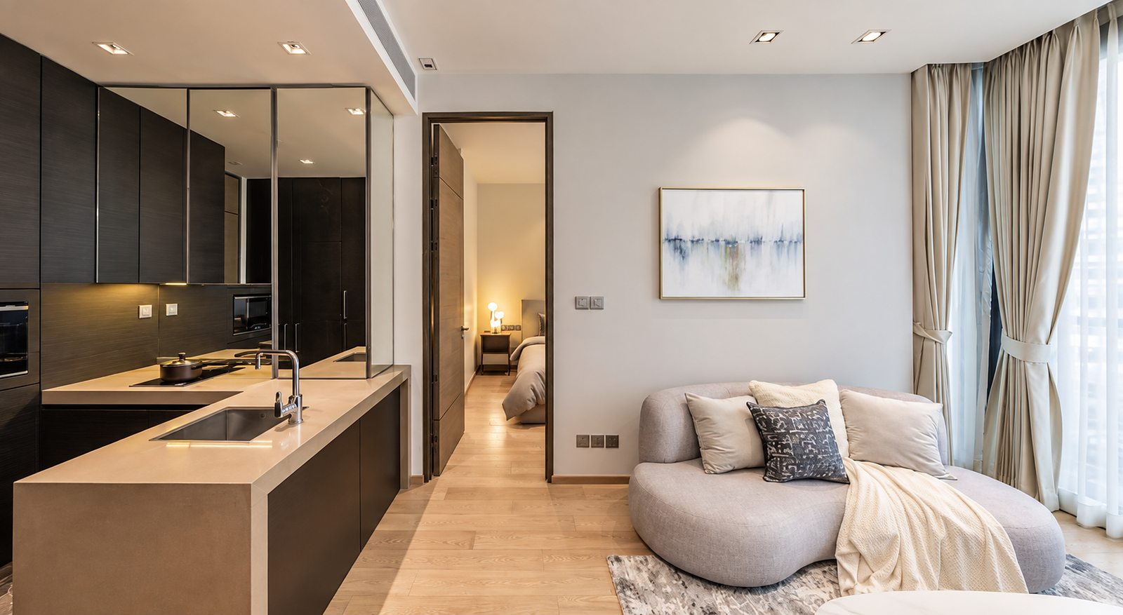 28 Chidlom: Kitchen and living room