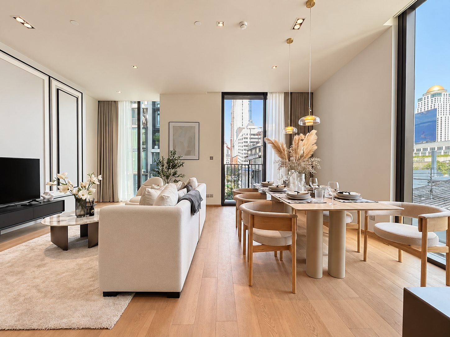 28 Chidlom: Living and dining area