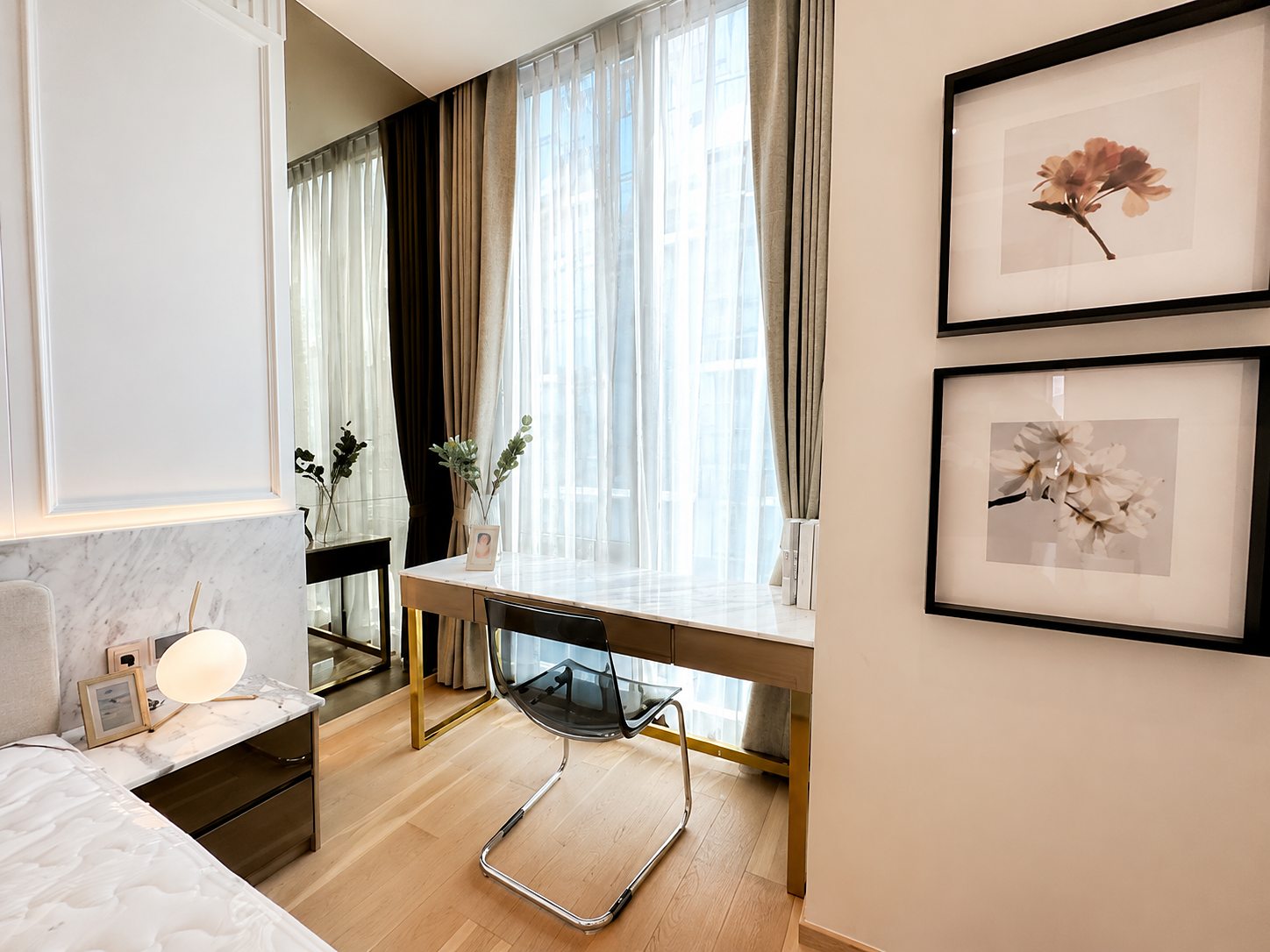 28 Chidlom: Bedroom desk corner