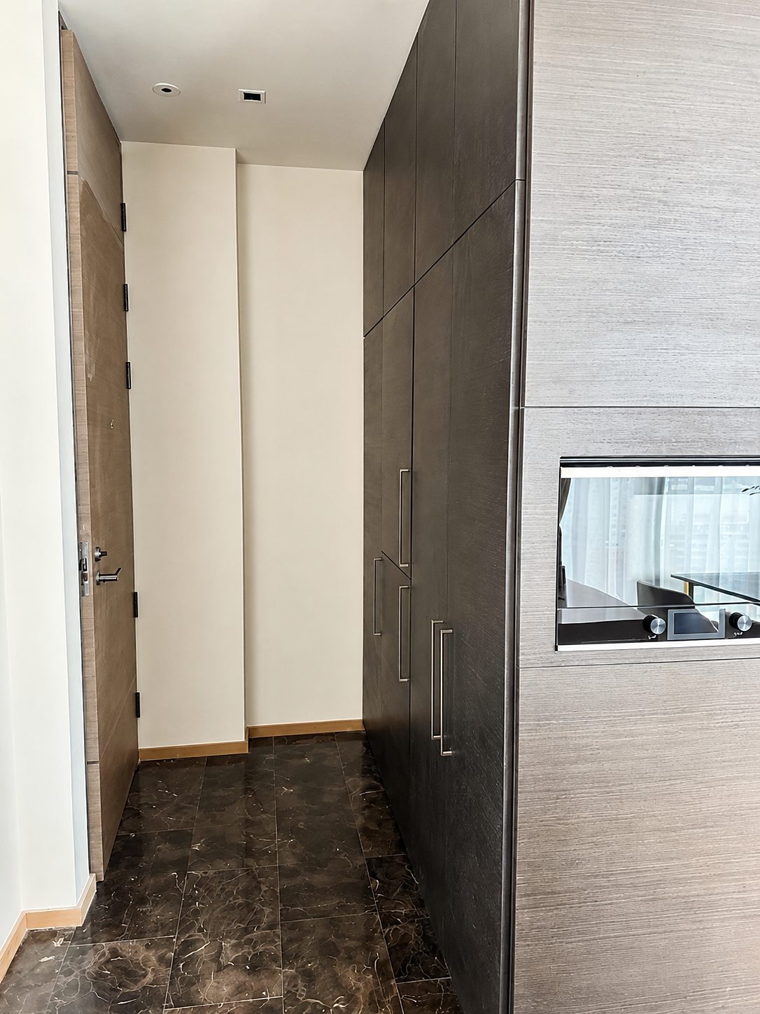 28 Chidlom: Entry hallway with wardrobe