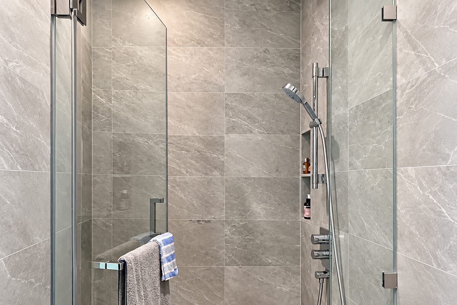 28 Chidlom: Shower
