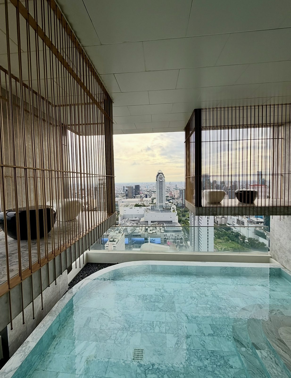 28 Chidlom: Rooftop pool with city view