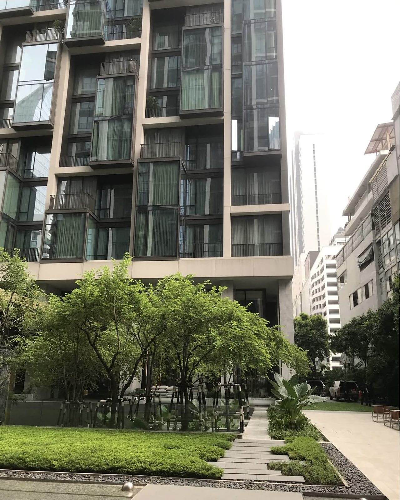 28 Chidlom: Building and garden