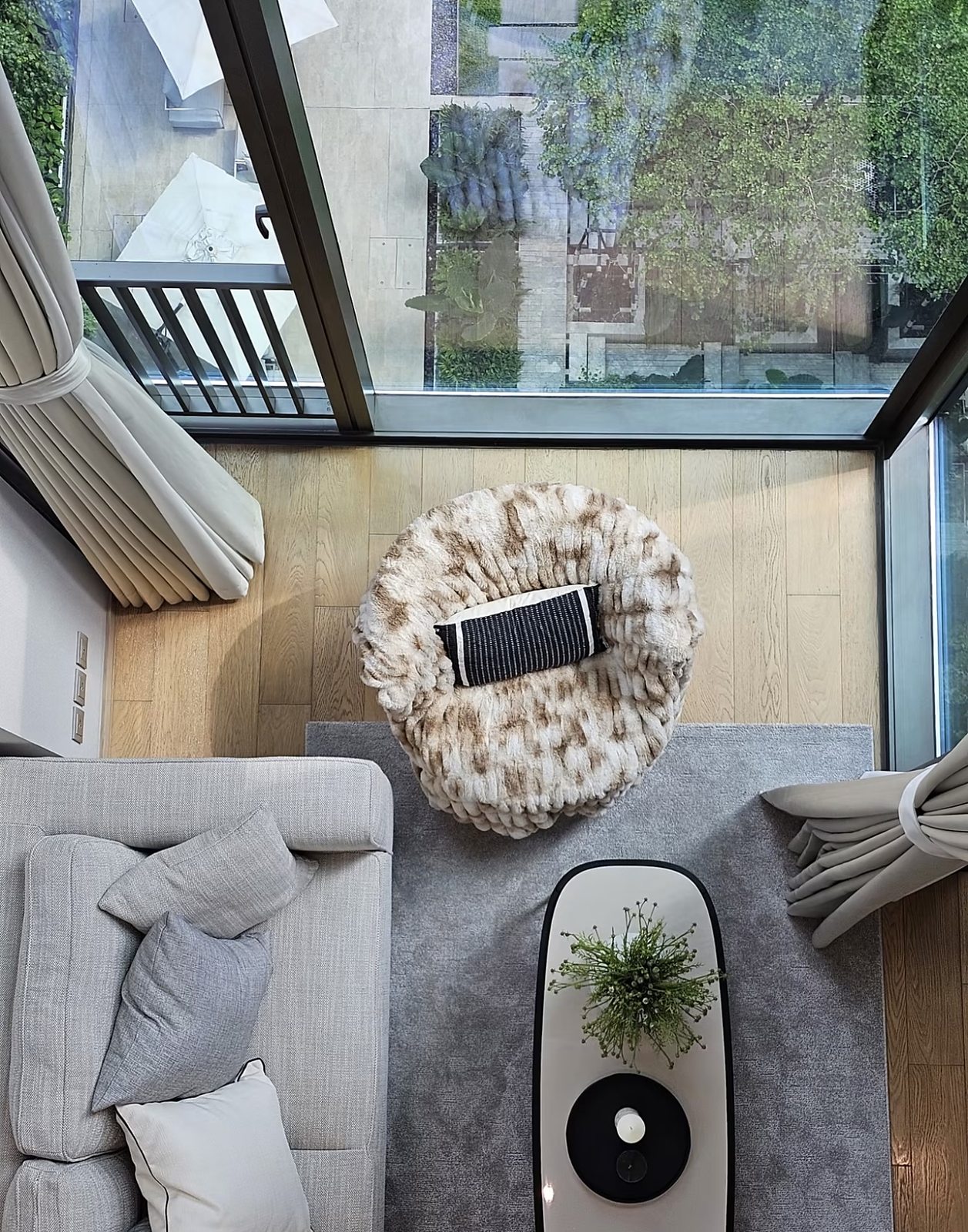 28 Chidlom: Living area from above
