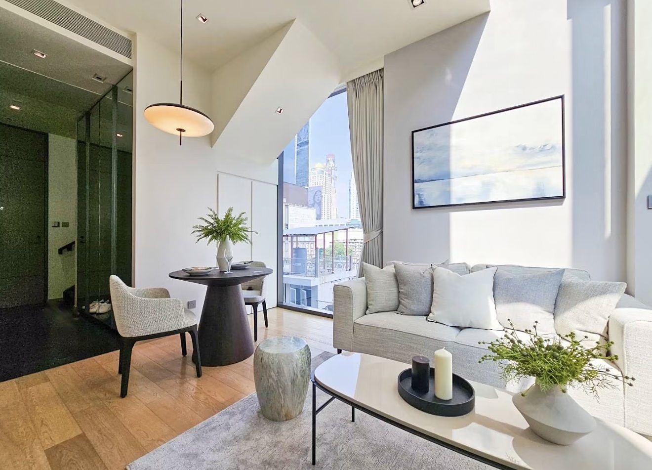 28 Chidlom: Living and dining area