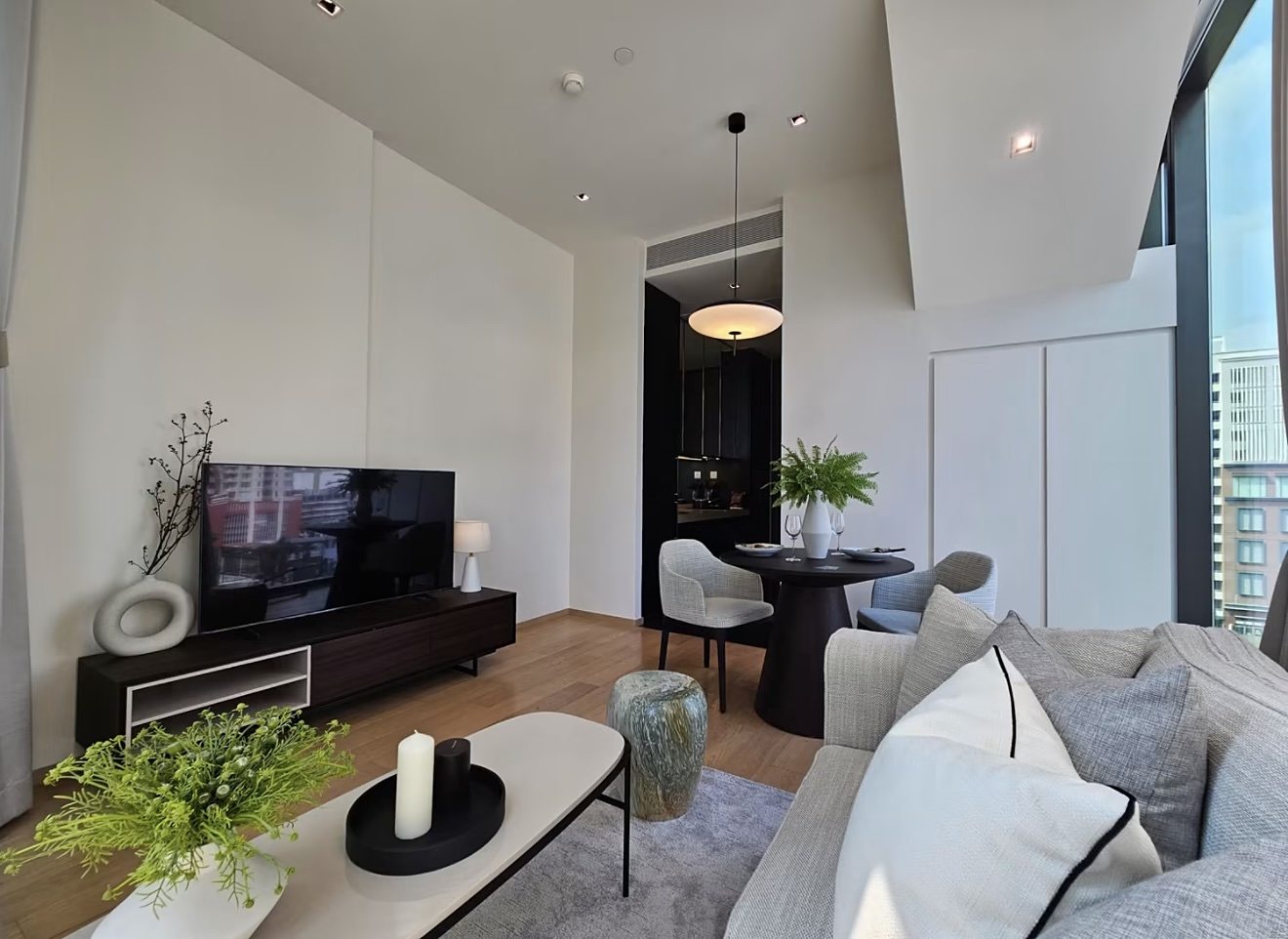 28 Chidlom: Living room with TV