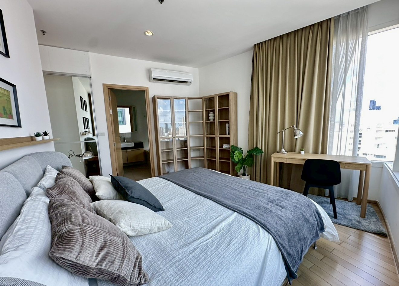 39 by Sansiri: Bedroom with study desk