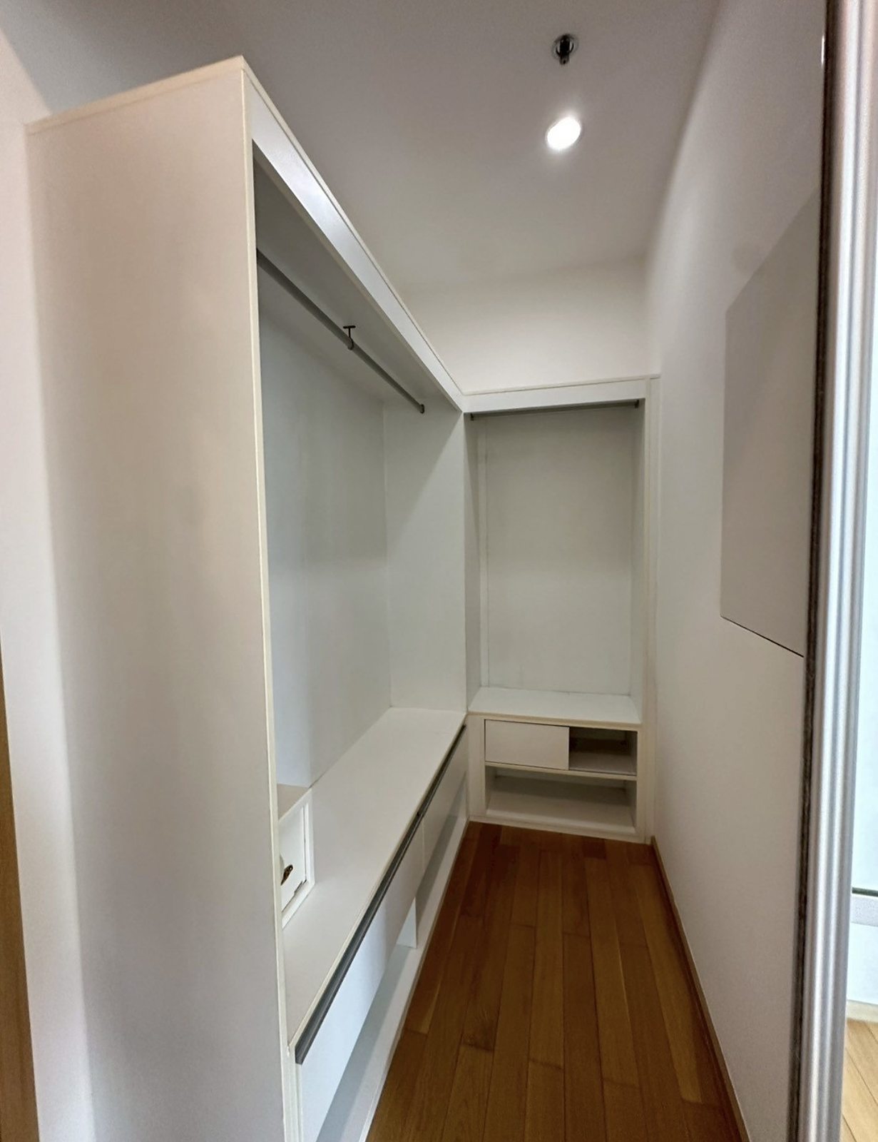 39 by Sansiri: Walk-in closet