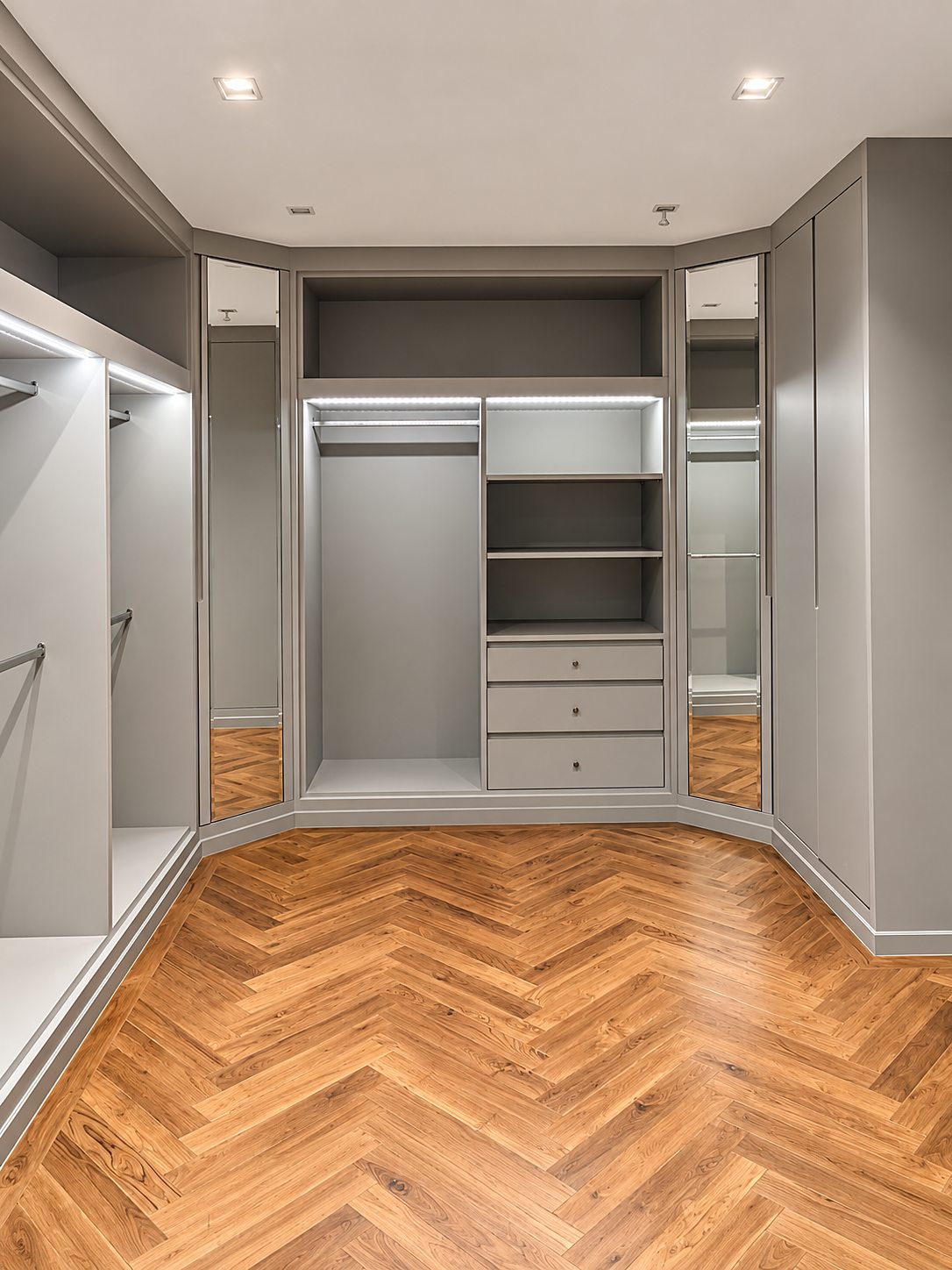5-Storey Residential Building Thonglor 23: Walk-in closet