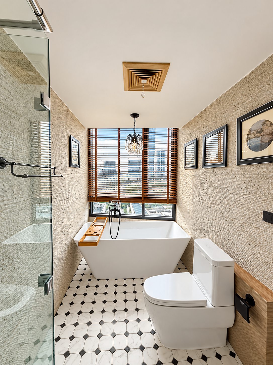 Alcove 10: Bathroom with bathtub