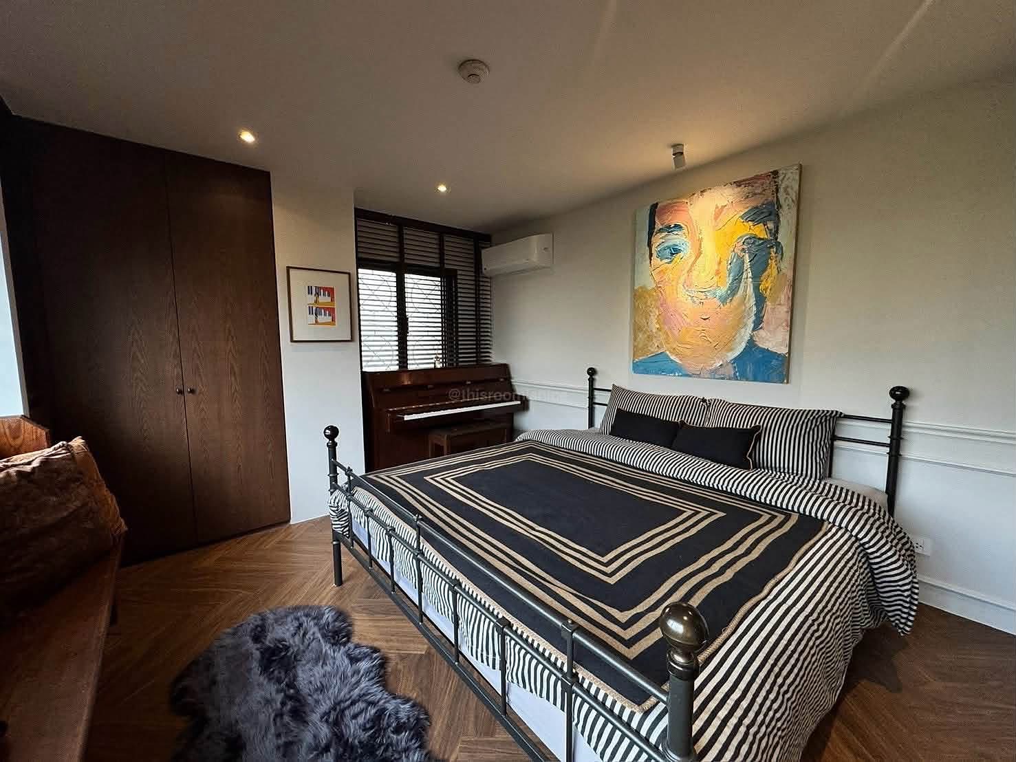 Aree Place Sukhumvit 26: Bedroom with piano