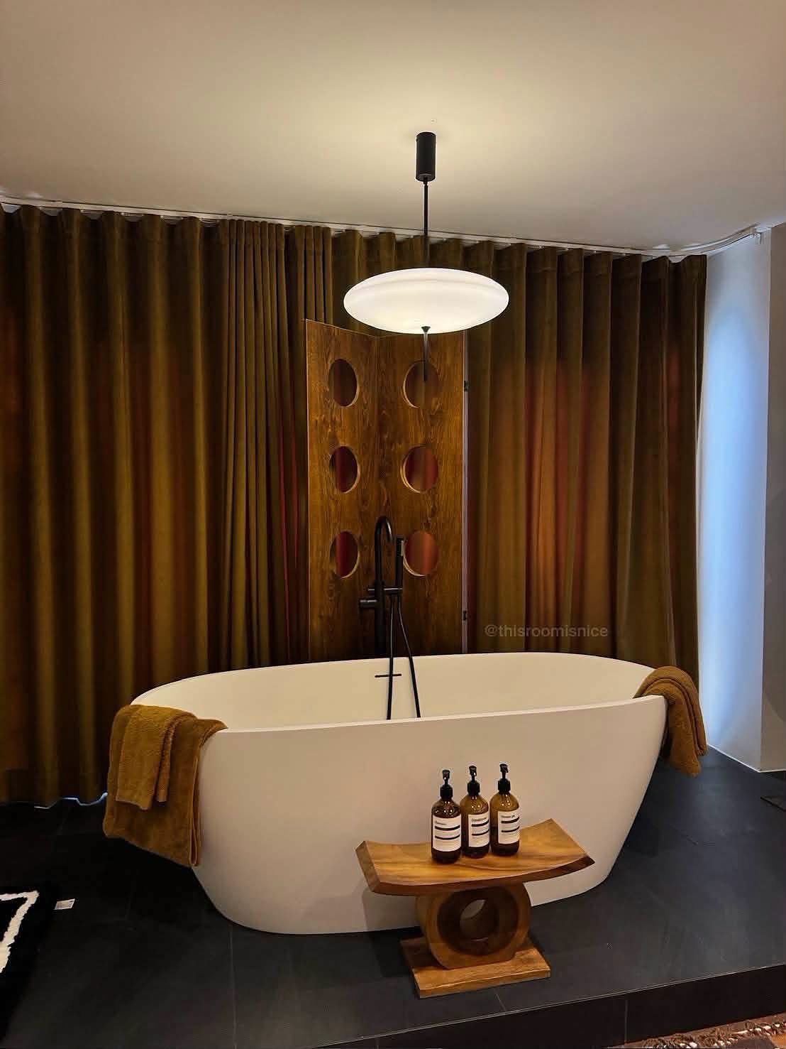 Aree Place Sukhumvit 26: Freestanding bathtub