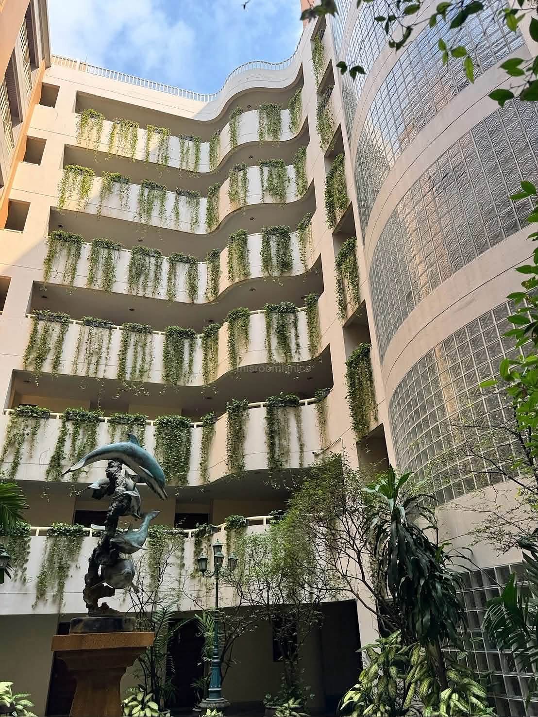 Aree Place Sukhumvit 26: Building courtyard