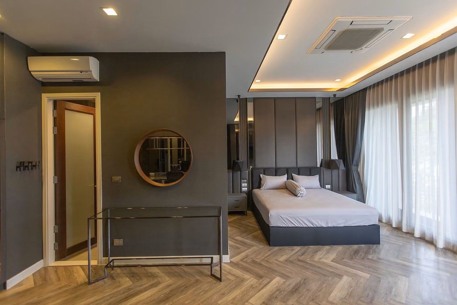 Artale Ekkamai-Ramintra: Master bedroom