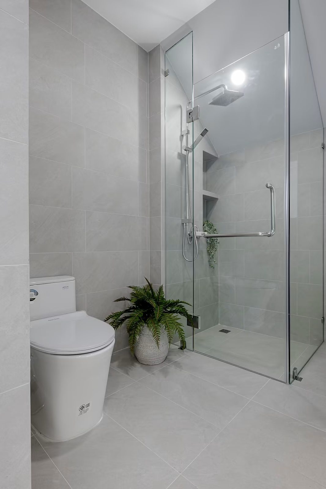 Artiar Pridi–Ekkamai — Pridi Banomyong 42: Bathroom
