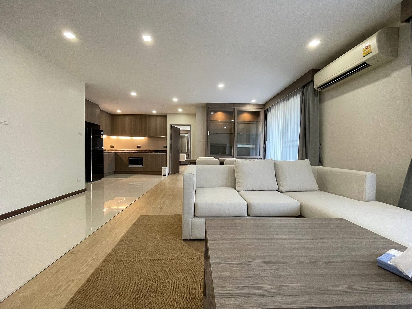 Art @ Thonglor 25: Living area and kitchen