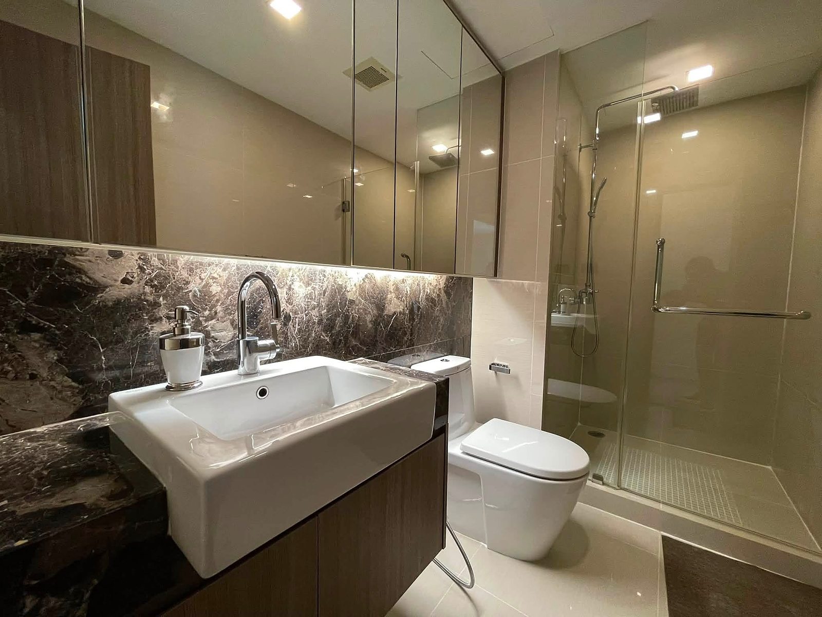 Art @ Thonglor 25: Bathroom with shower