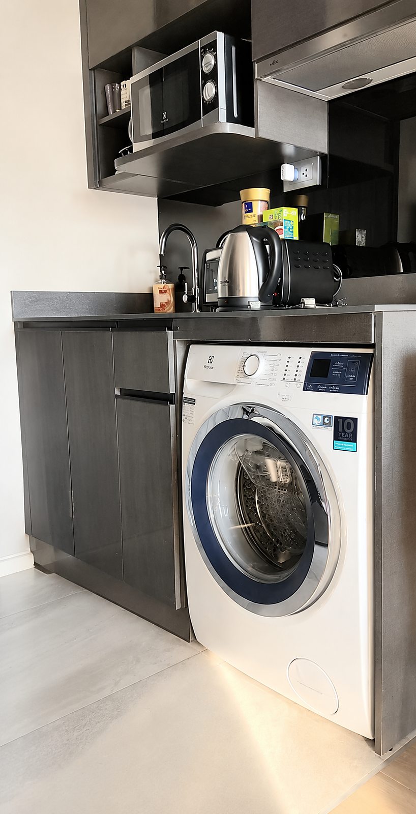 Ashton Asoke: Kitchen and washing machine