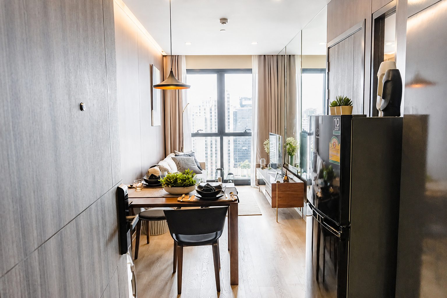 Ashton Asoke: Dining and living area