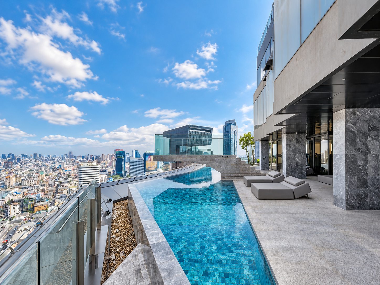 Ashton Asoke - Rama 9: Rooftop swimming pool
