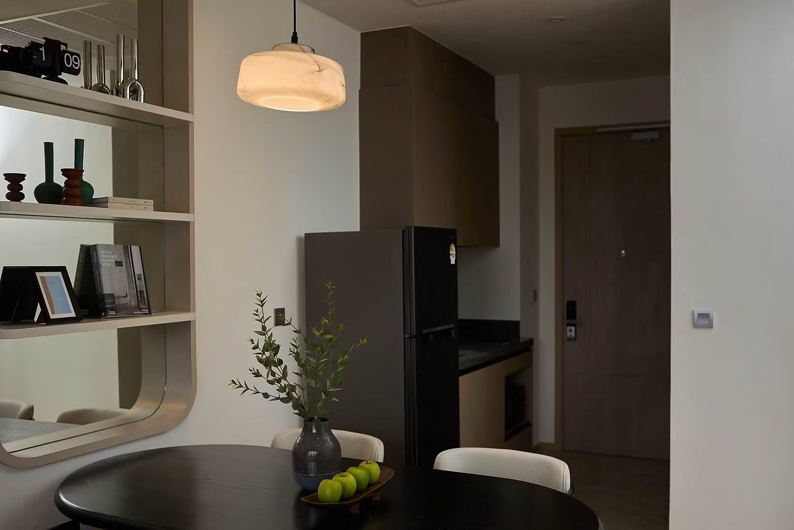 Ashton Asoke - Rama 9: Kitchen and dining area