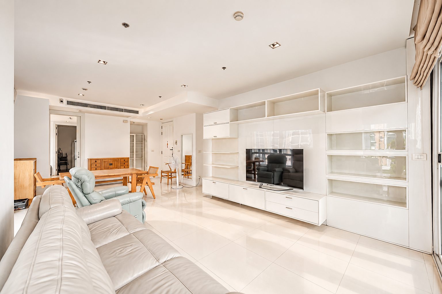 Athenee Residence: Living room and TV wall