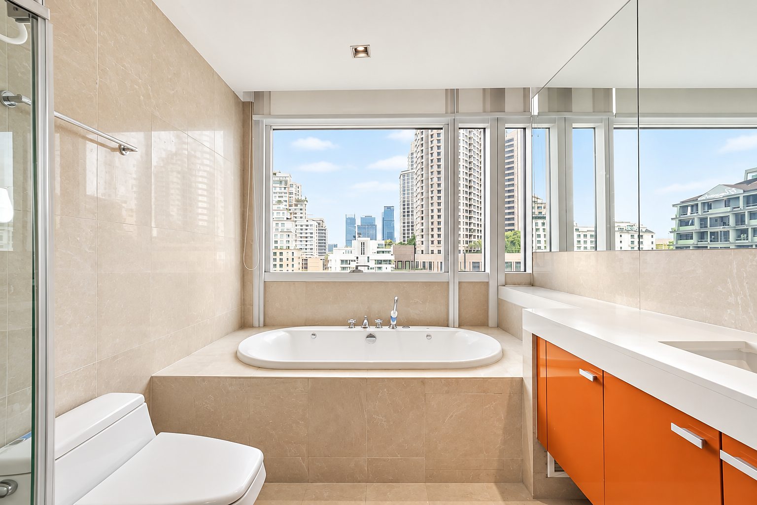 Athenee Residence: Bathroom with bathtub