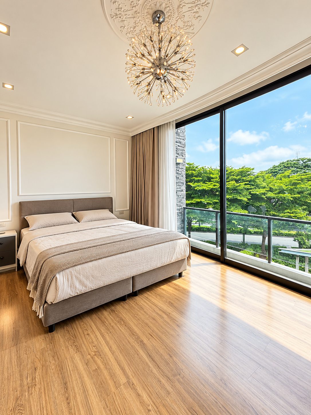 Baan Klang Muang Classe Ekkamai-Ramintra: Master bedroom with balcony