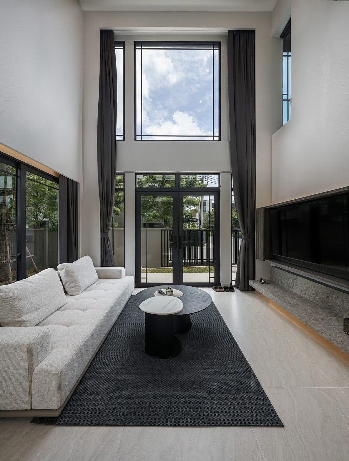 Baan Klang Muang Classe Sukhumvit 77: Double-height living room [show unit]