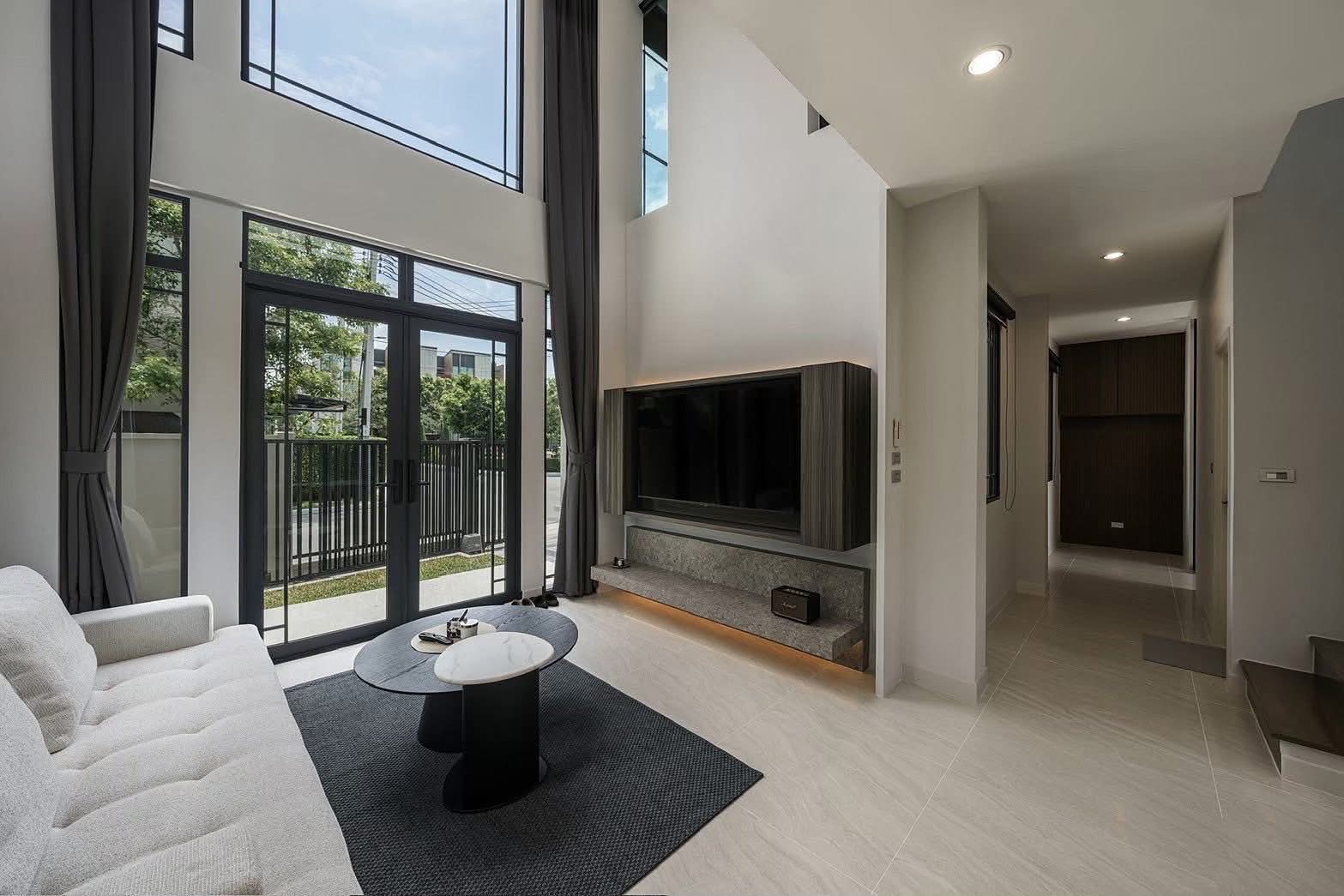 Baan Klang Muang Classe Sukhumvit 77: Living room [show unit]