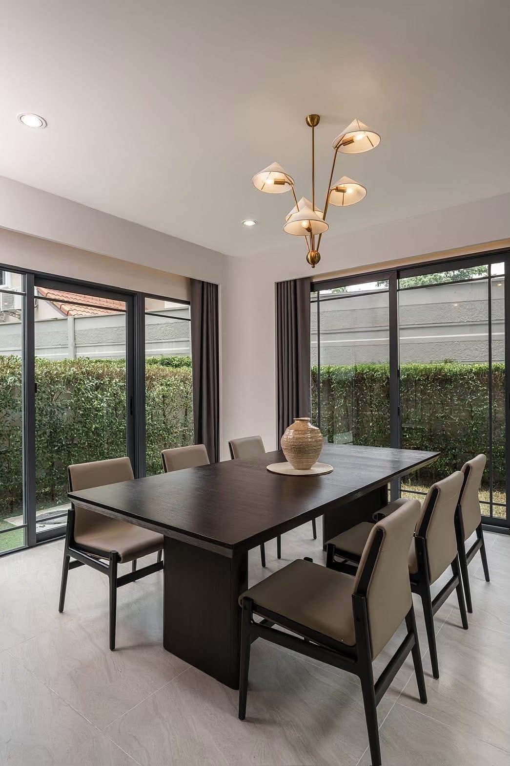 Baan Klang Muang Classe Sukhumvit 77: Dining area [show unit]
