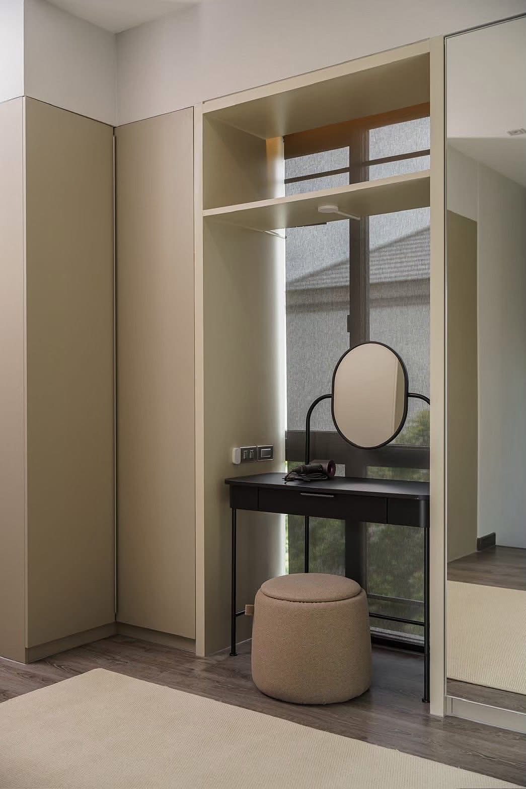 Baan Klang Muang Classe Sukhumvit 77: Dressing area [show unit]