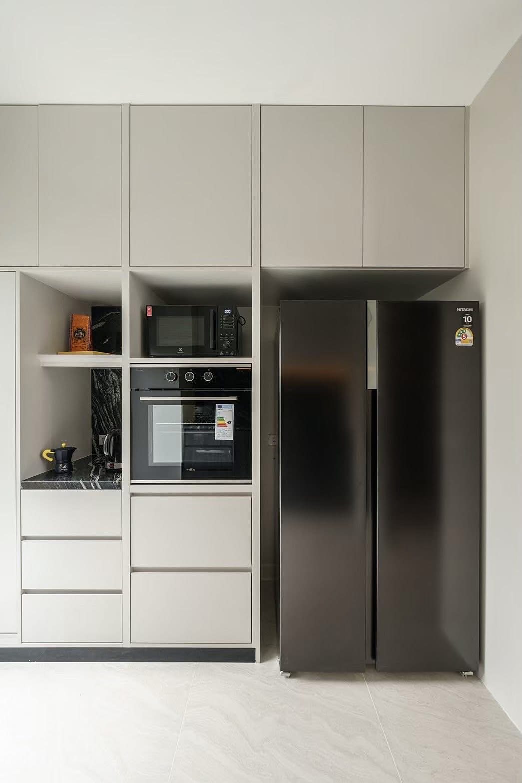 Baan Klang Muang Classe Sukhumvit 77: Kitchen appliances [show unit]