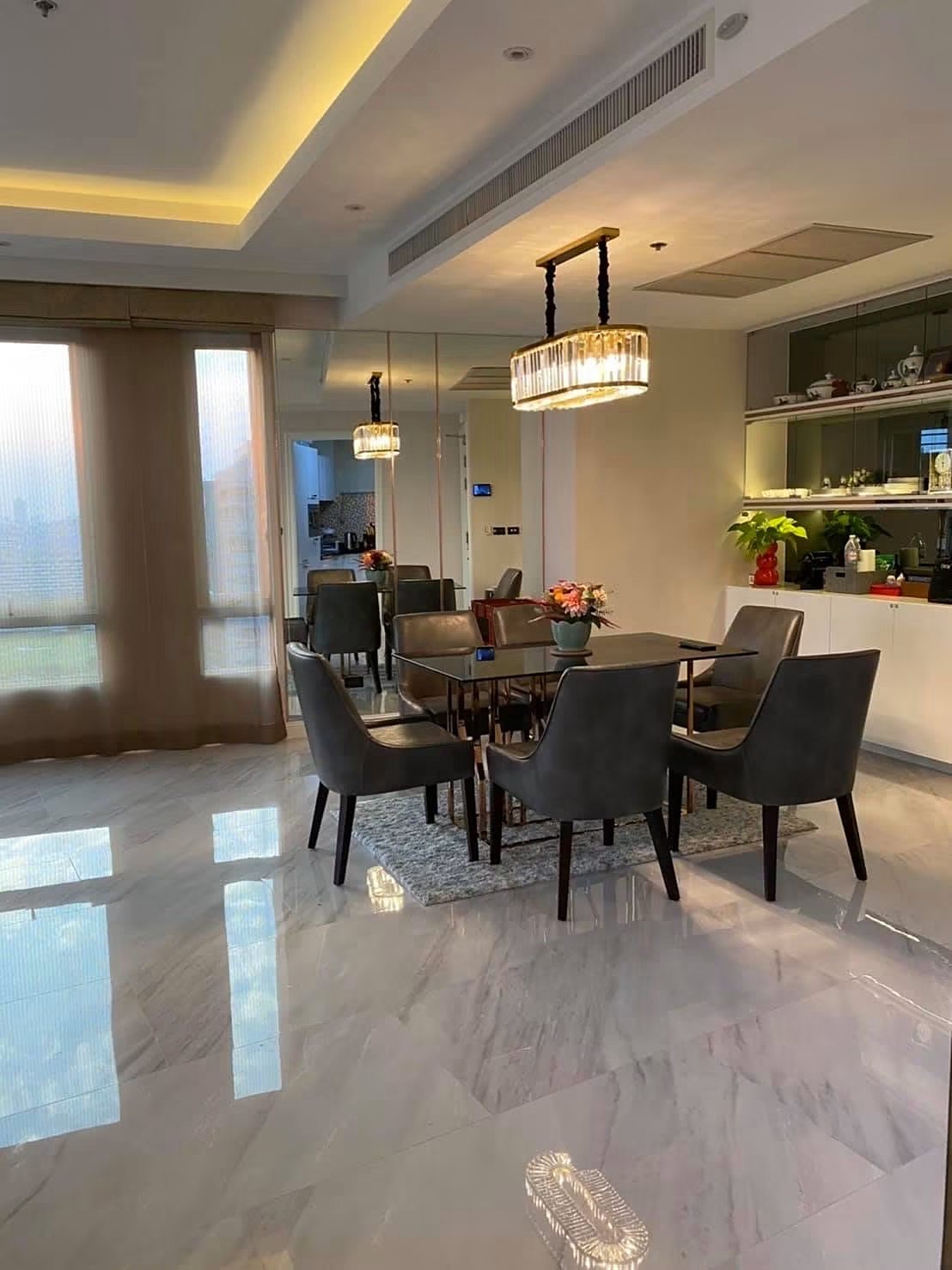 Baan Rajprasong Condominium: Dining area
