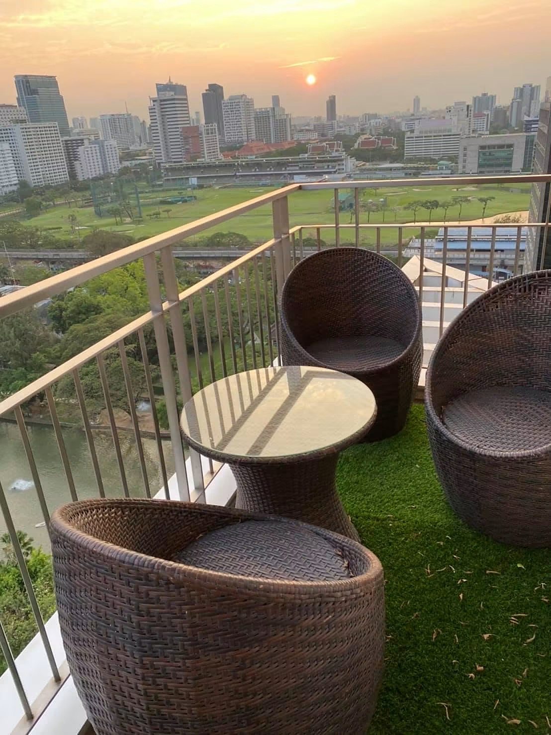 Baan Rajprasong Condominium: Balcony with city view