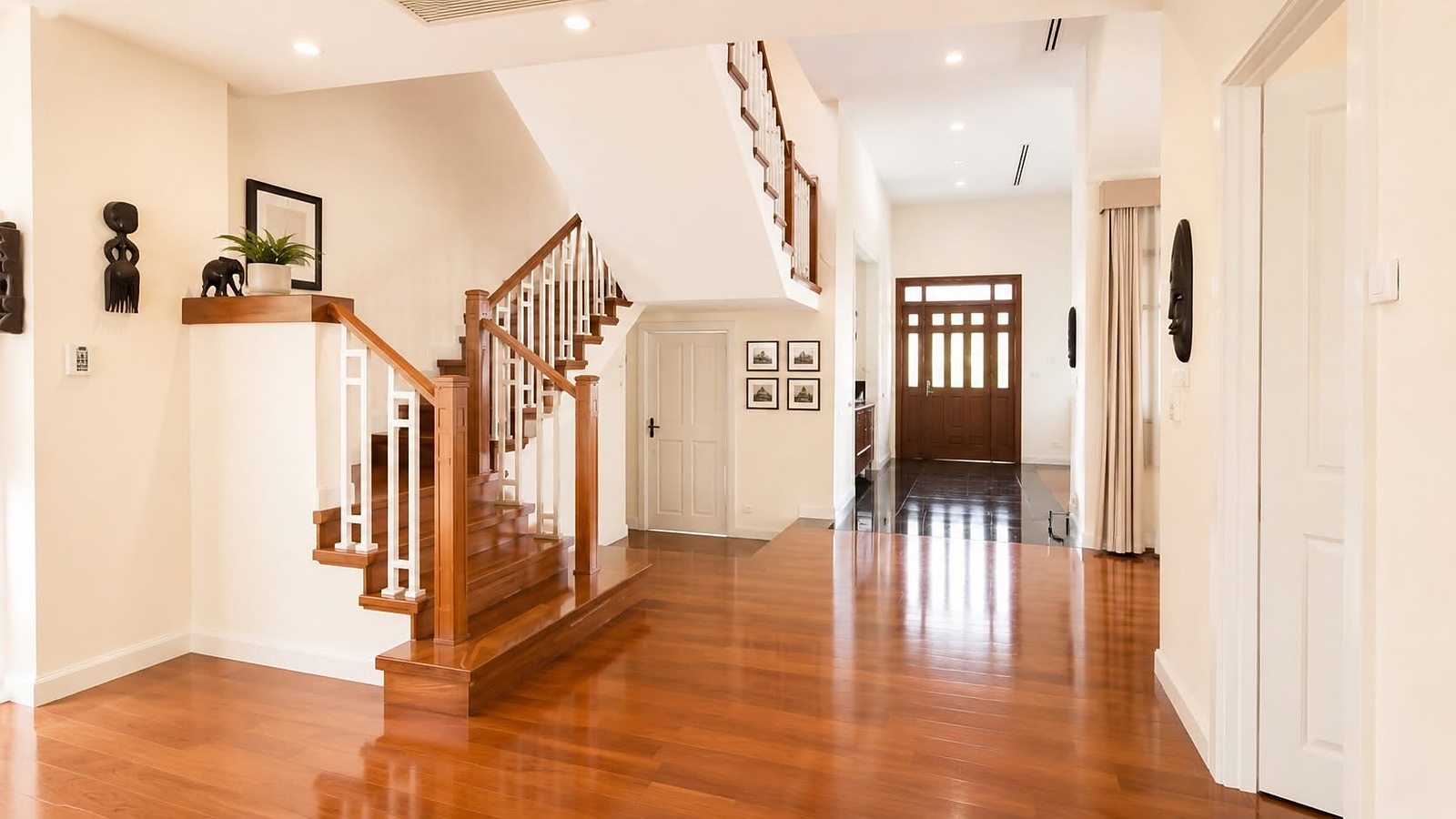 Baan Sansiri Sukhumvit 67: Entrance hall and stairs