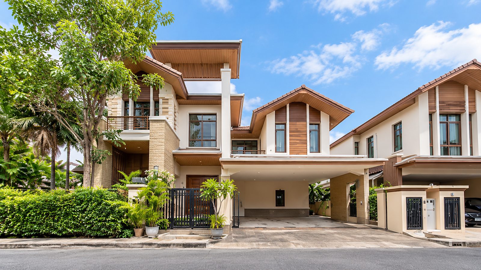 Baan Sansiri Sukhumvit 67: House exterior