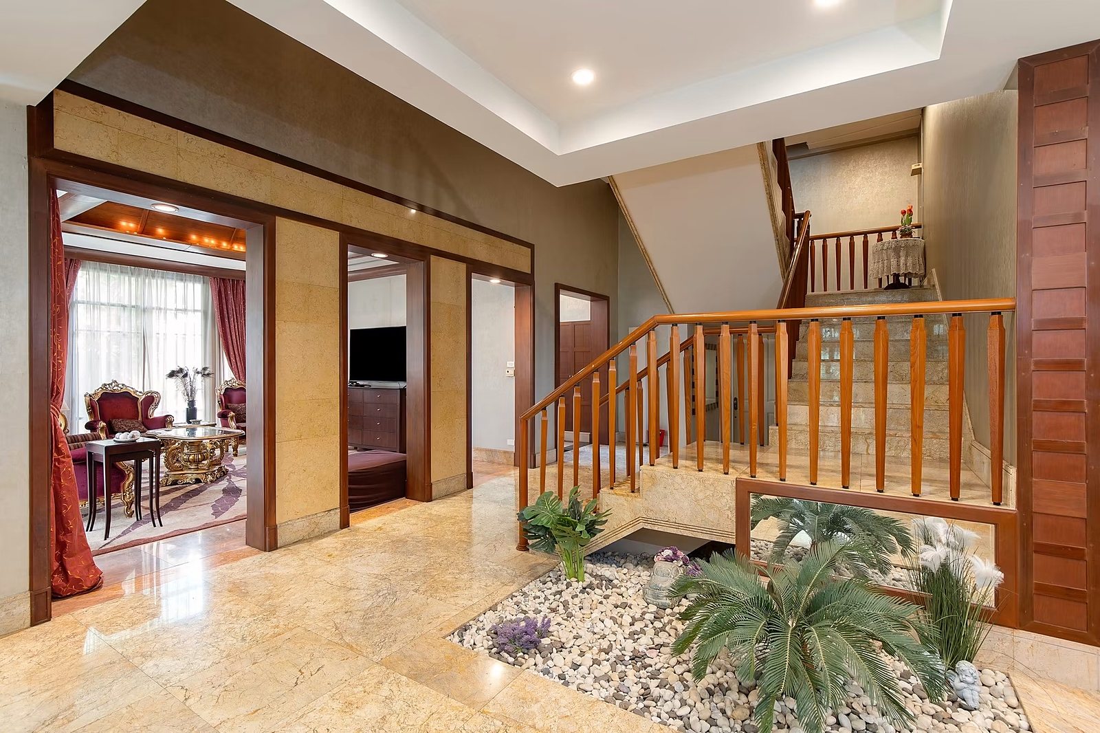 Baan Sansiri Sukhumvit 67: Entrance hall and staircase