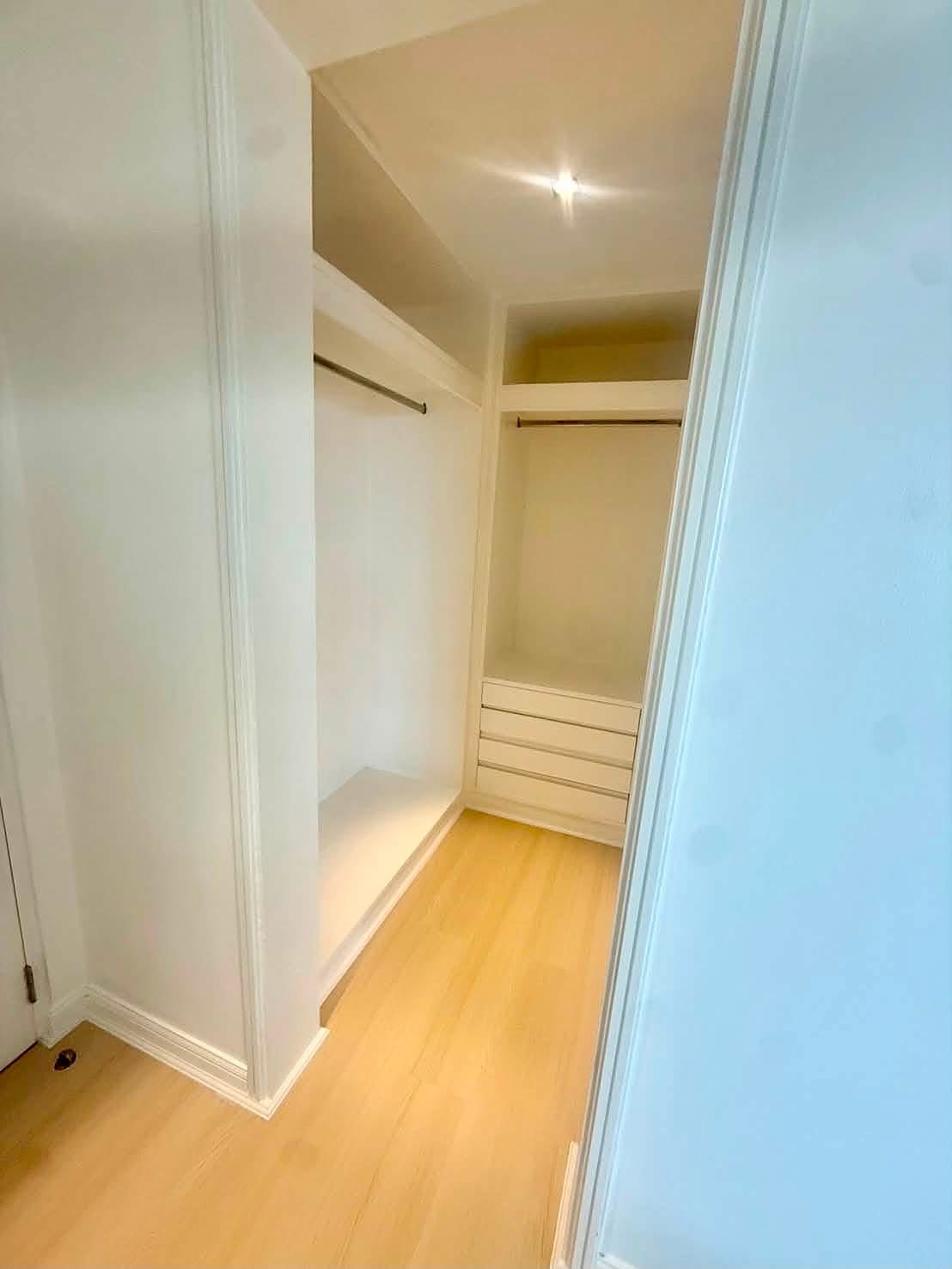 Baan Sirirudee: Walk-in wardrobe