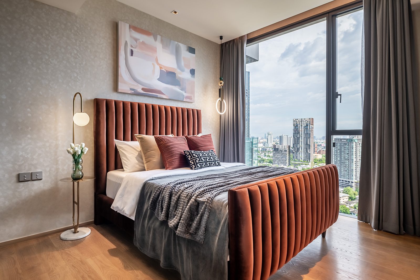 BEATNIQ Sukhumvit 32: Bedroom with city view