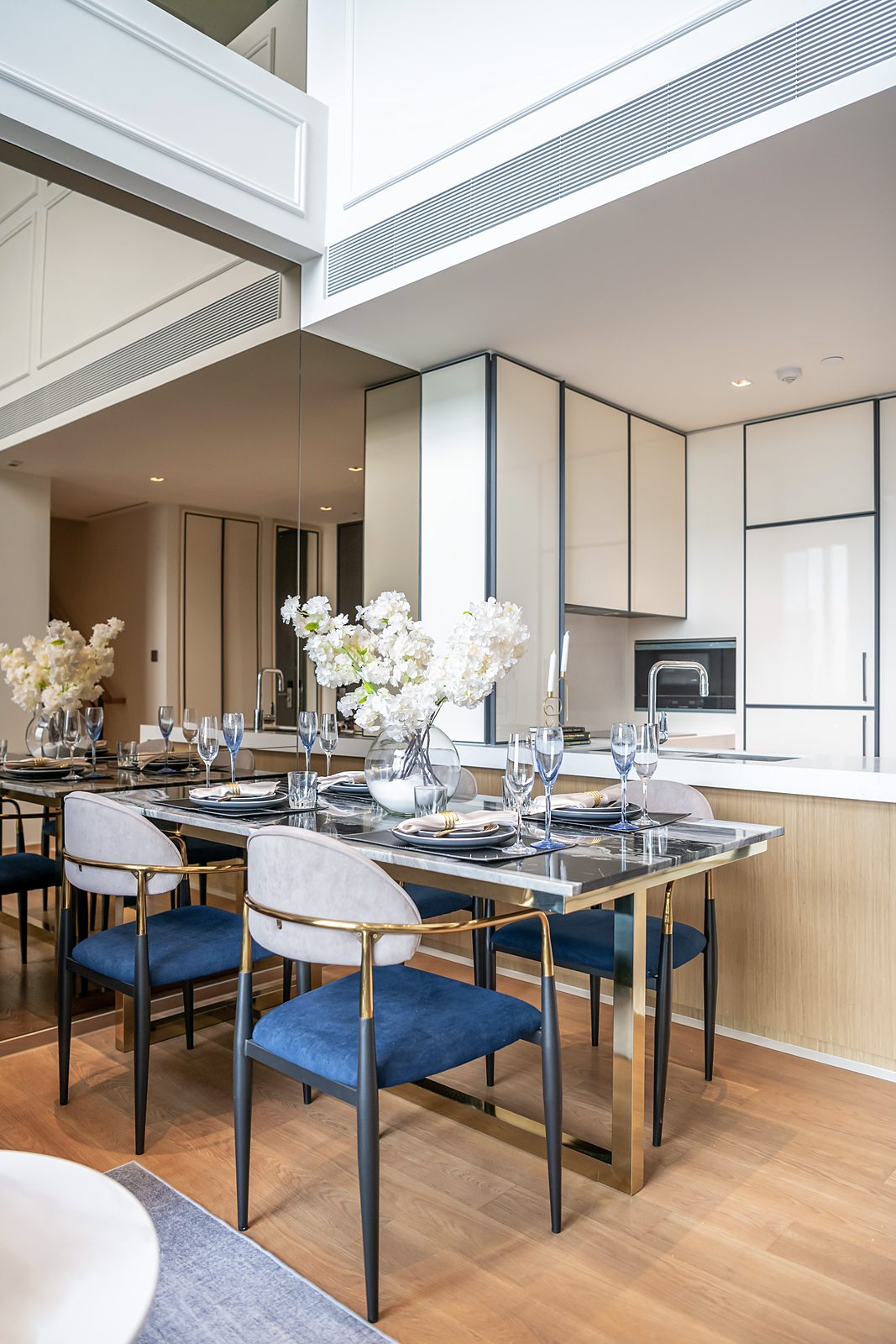 BEATNIQ Sukhumvit 32: Dining area and kitchen