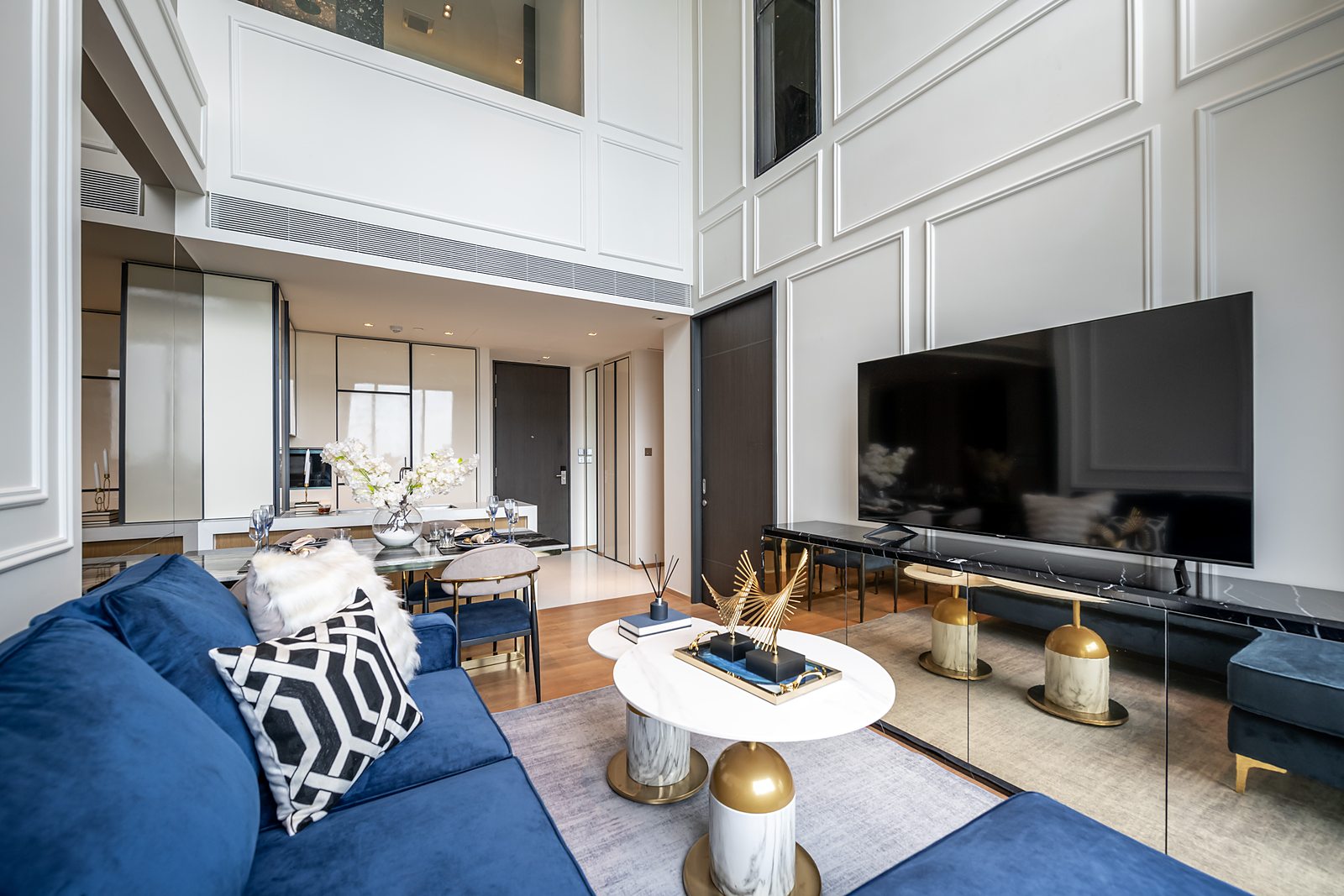 BEATNIQ Sukhumvit 32: Double-height living room