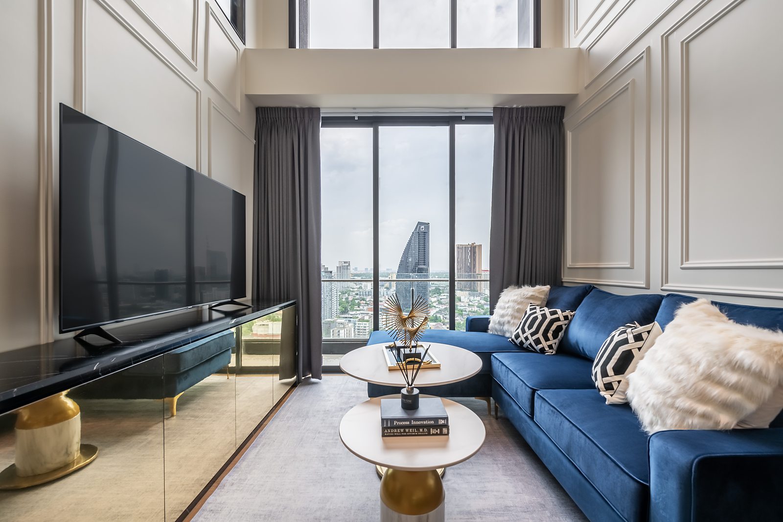 BEATNIQ Sukhumvit 32: Living room with view