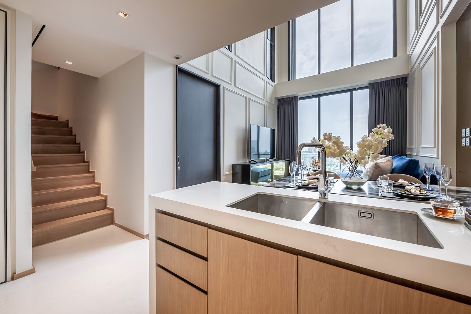 BEATNIQ Sukhumvit 32: Kitchen and staircase