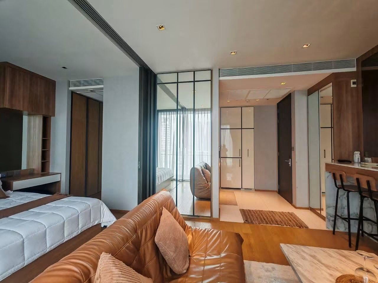 BEATNIQ Sukhumvit 32: Open-plan living area